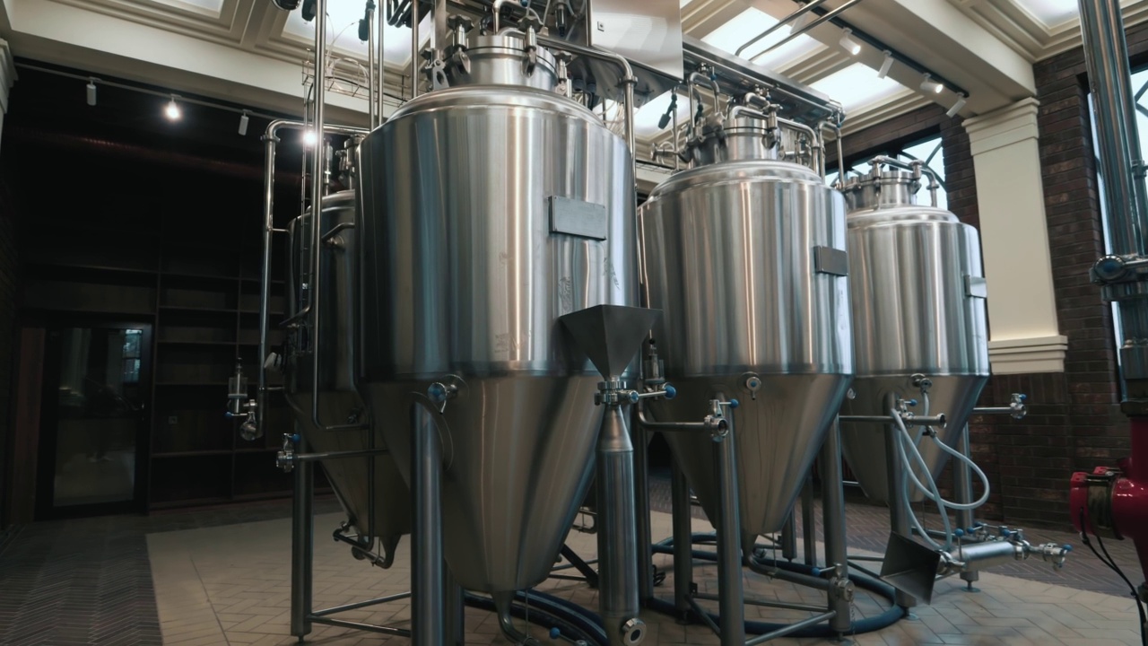 啤酒设备。啤酒制造业。用于啤酒发酵和成熟的圆钢储罐视频素材