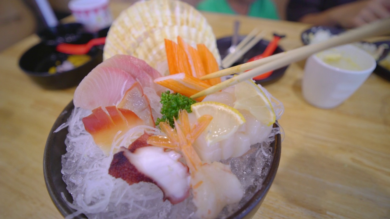在日本餐厅吃生鱼片视频素材