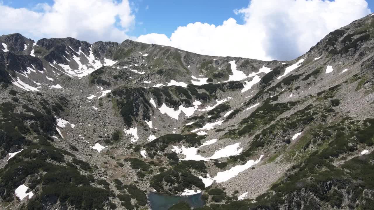保加利亚穆拉托沃湖附近的皮林山鸟瞰图视频素材