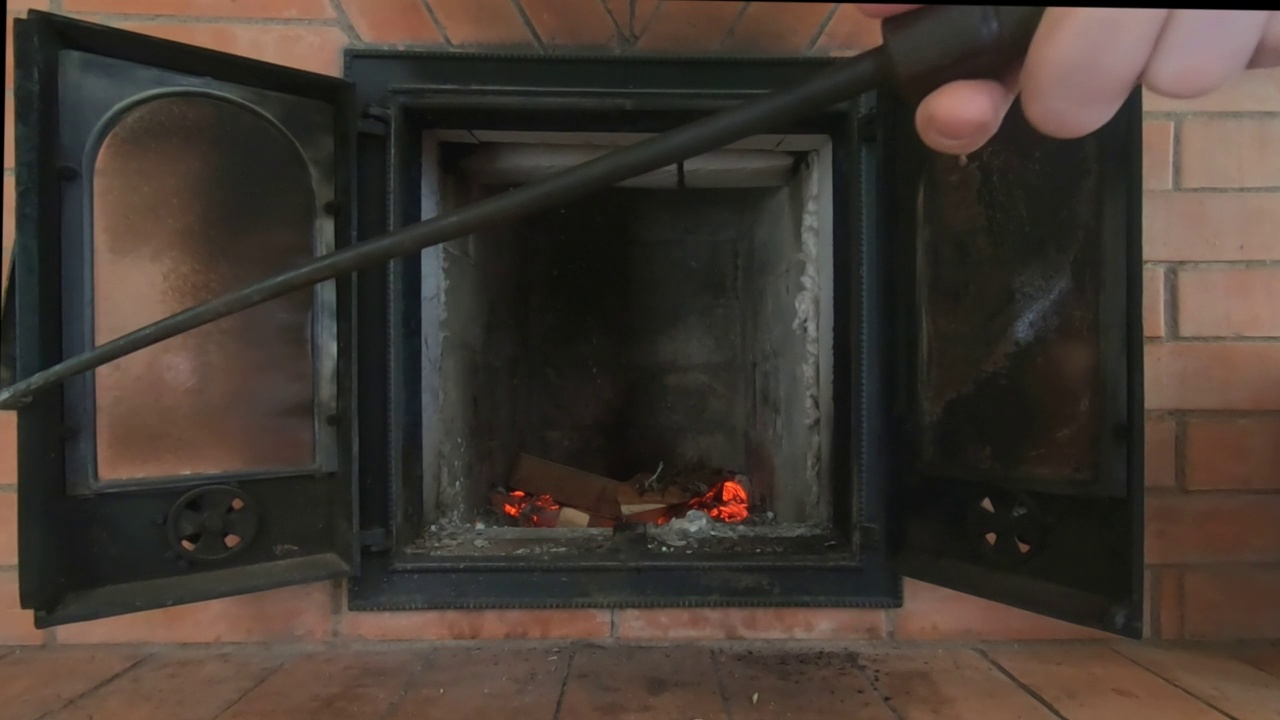 有明火的炉子在房子里燃烧着视频素材