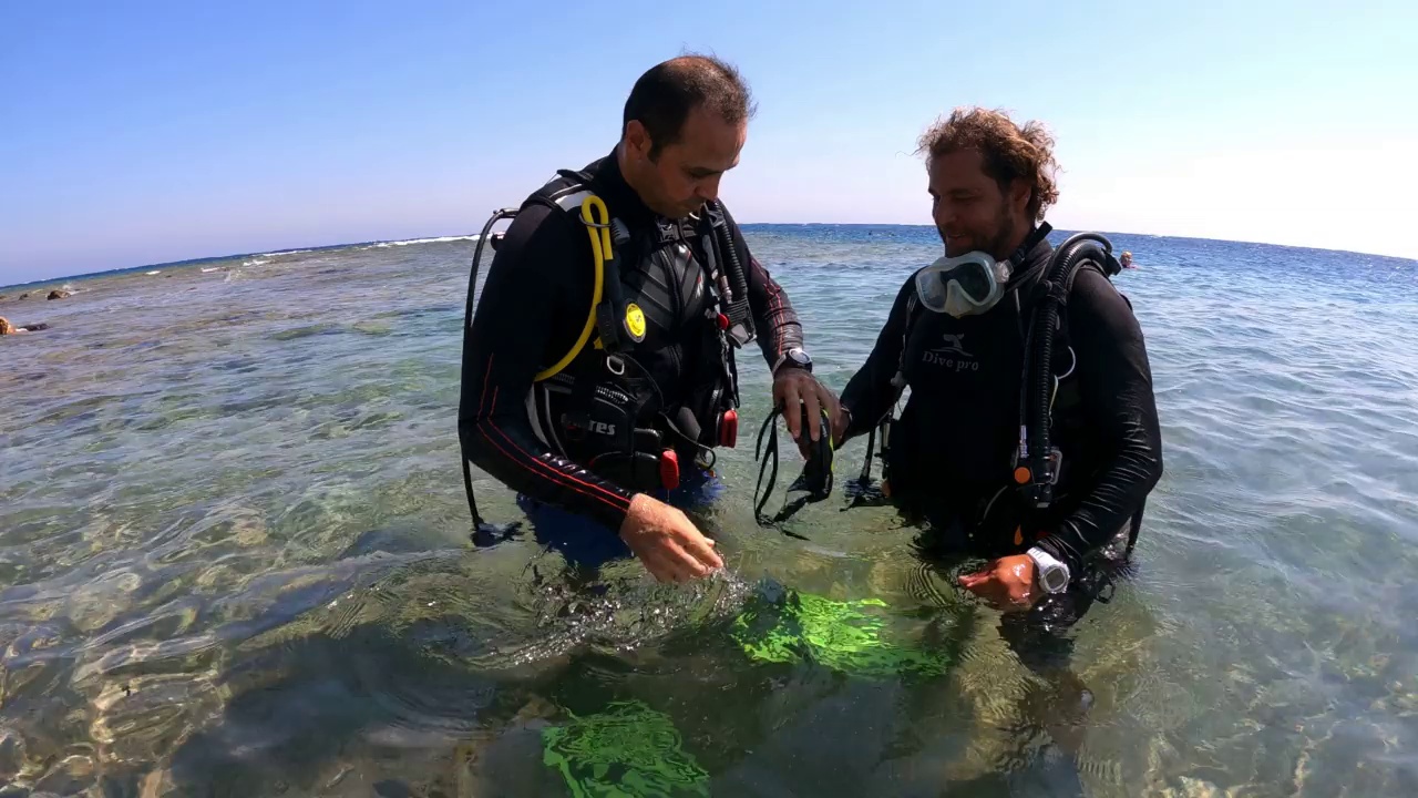 两名男子准备在海洋中潜水的4k视频片段视频下载