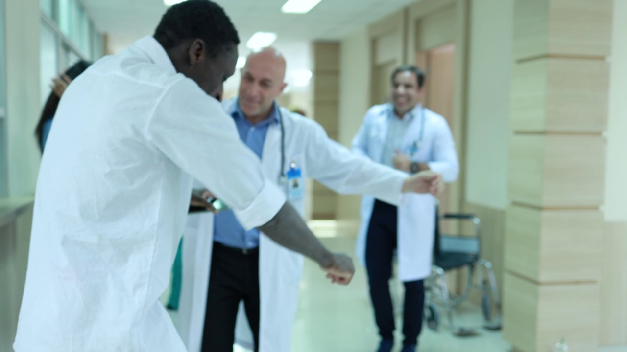 医生、护士和病人在医院里跳起舞来视频素材