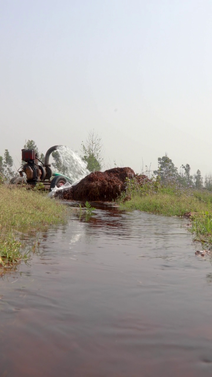 水通过管道从管井中涌出，用于农田灌溉视频素材