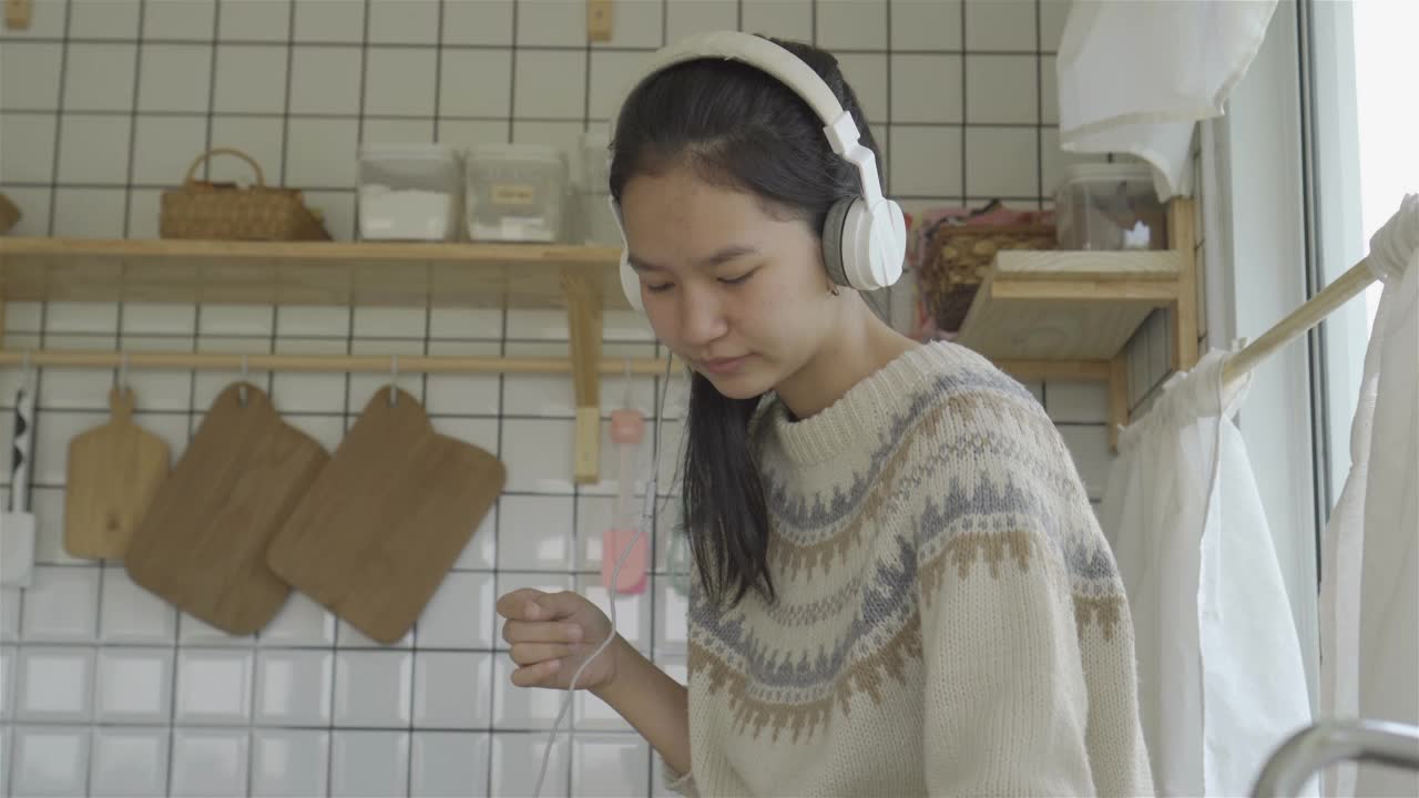 亚洲女性喜欢她的音乐和咖啡视频素材