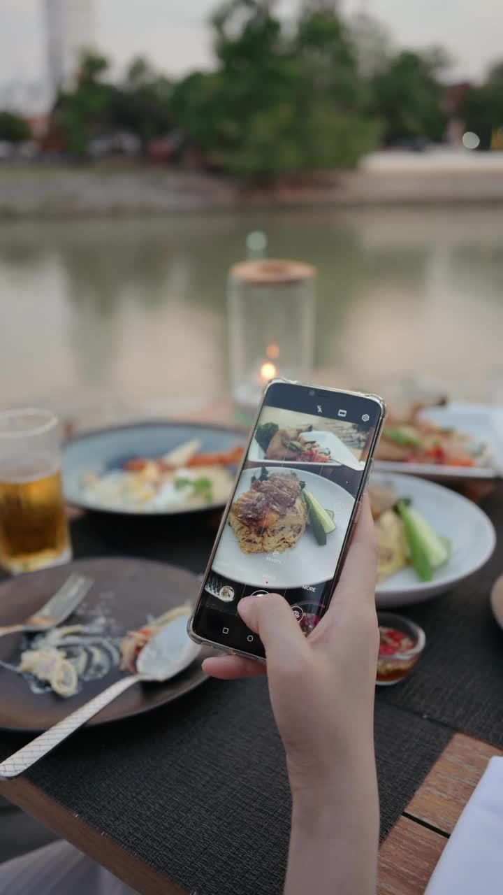 奢华的亚洲Z一代女性生活方式享受奢华的生活方式晚餐拍照视频博客现场社交媒体拍摄奢华的景观餐厅晚餐时间在泰国大城府视频下载
