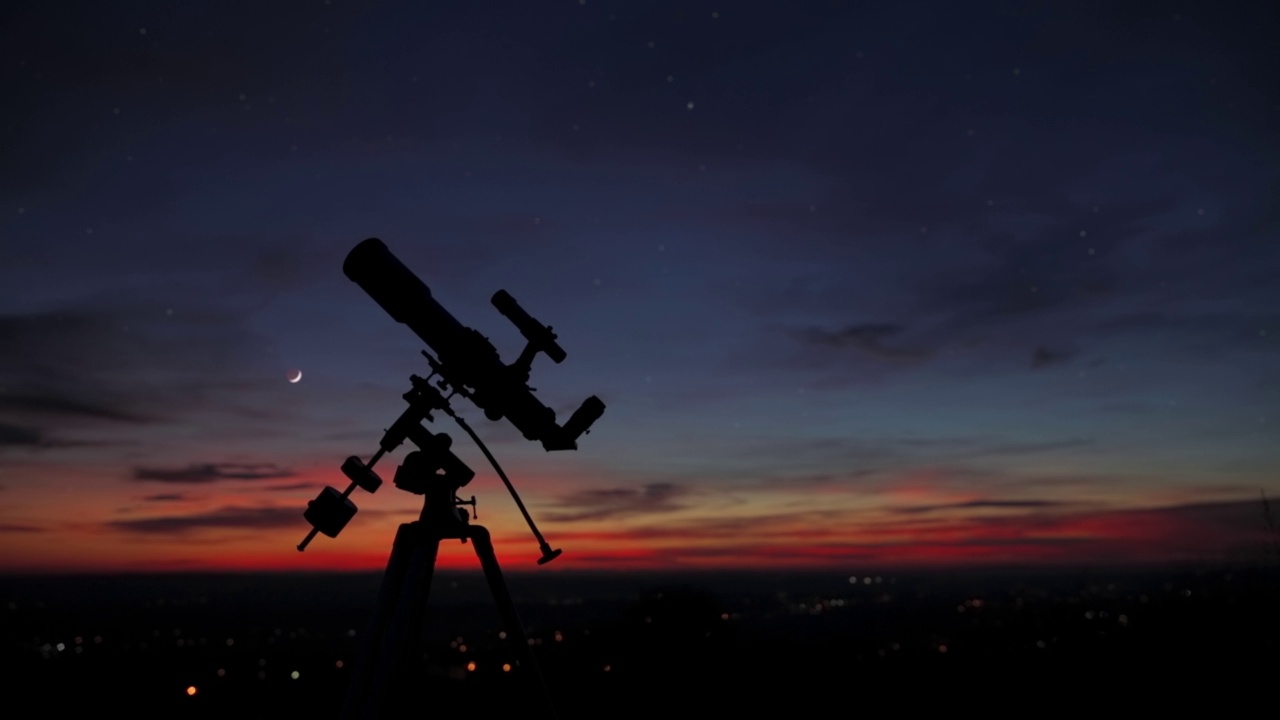 望远镜的剪影，用于观测太空和天文物体。视频下载