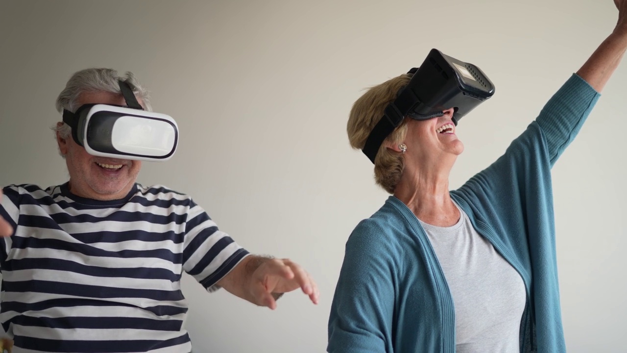 老夫妇在家里玩VR眼镜视频素材