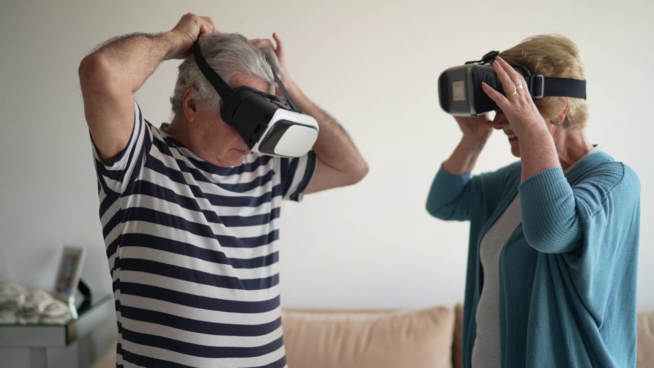 老夫妇在家里玩VR眼镜视频素材