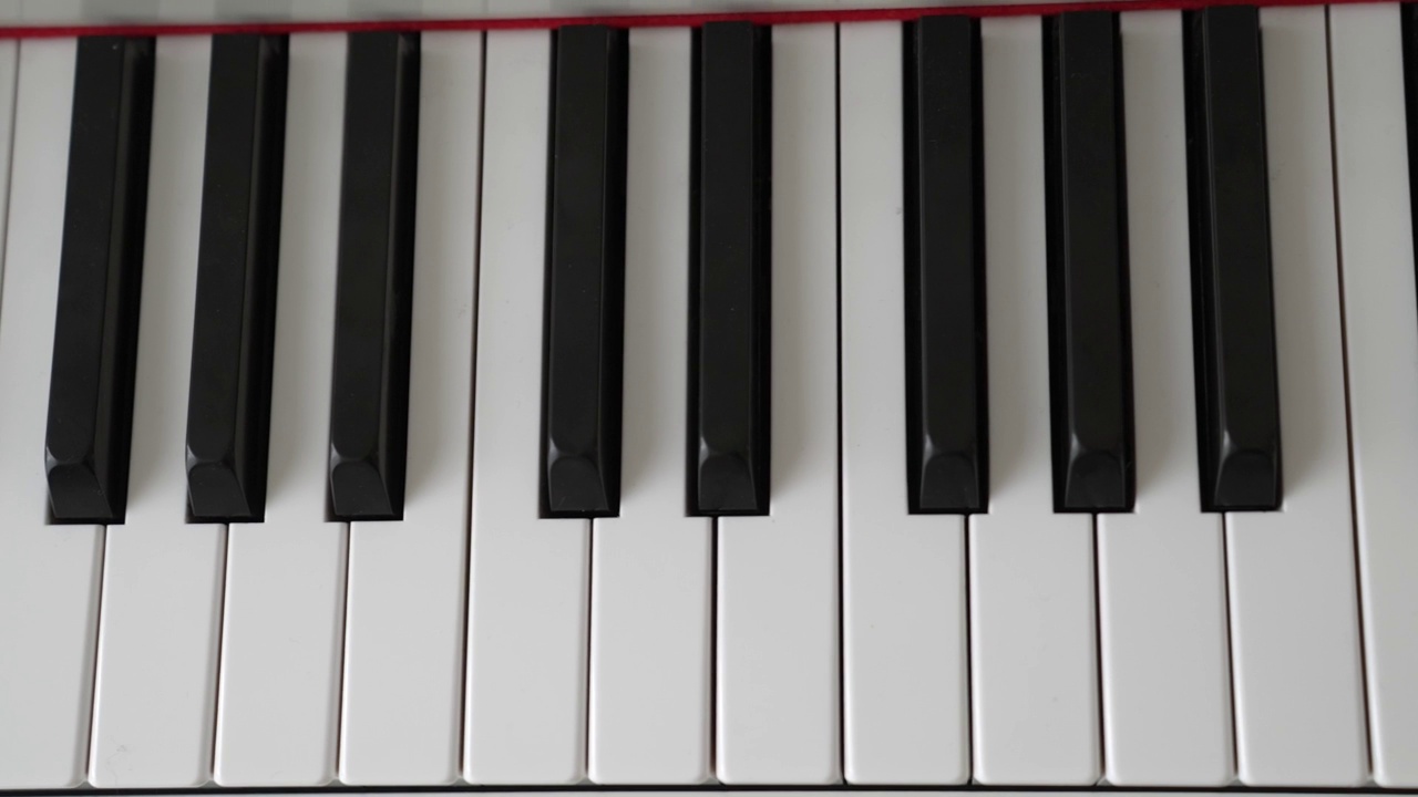 平移俯视图钢琴键视频素材