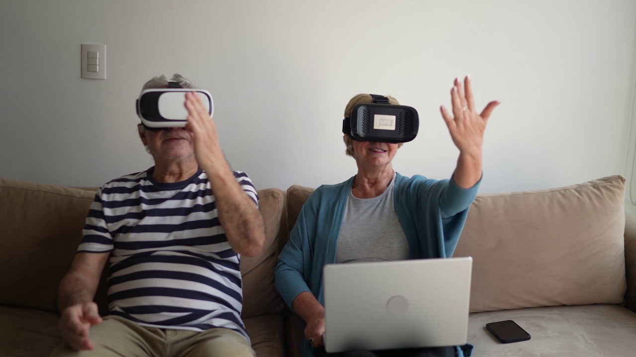 一对老年夫妇在家里使用VR眼镜视频素材