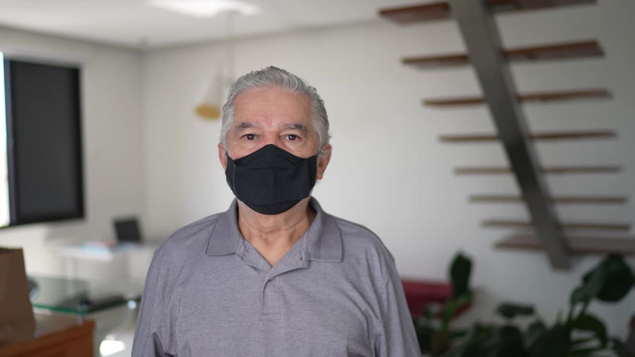 一名老人在家摘掉口罩的肖像视频素材