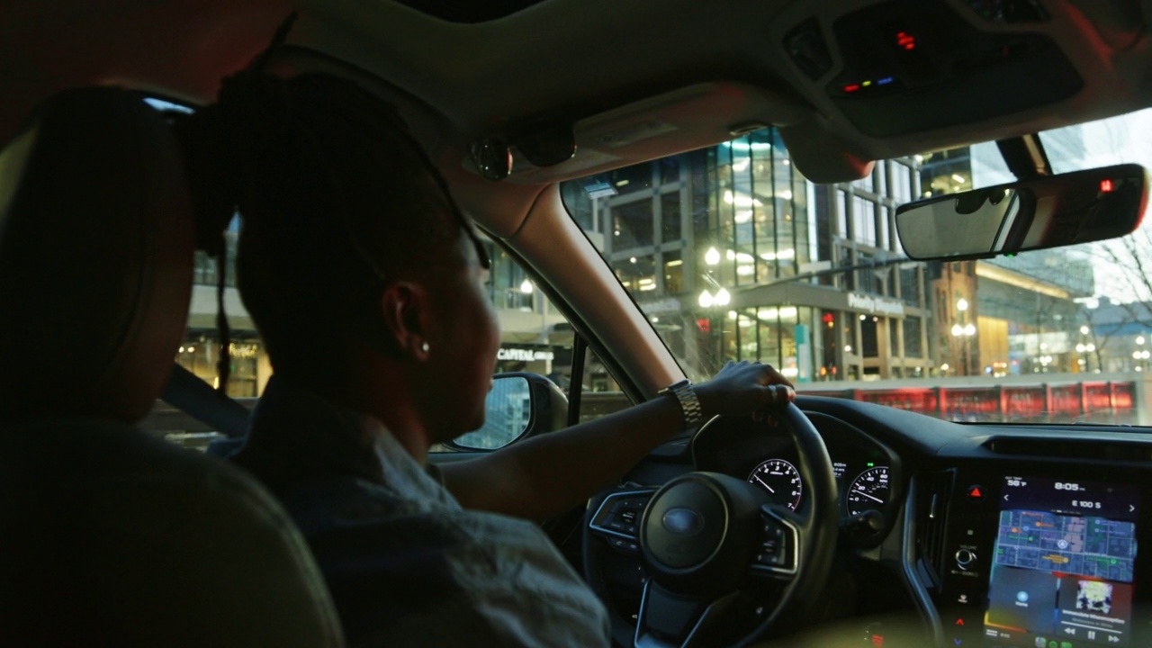 男人在城市里开车视频下载