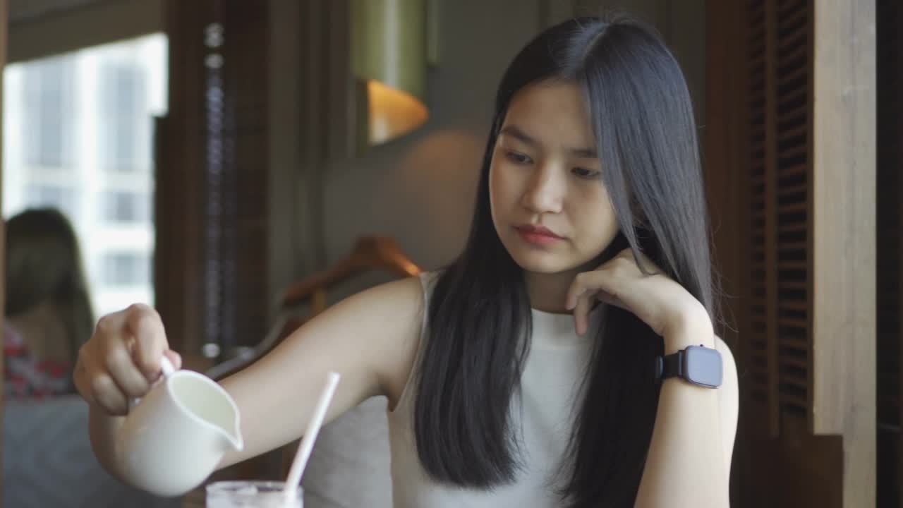 喝奶茶的亚洲女人视频下载