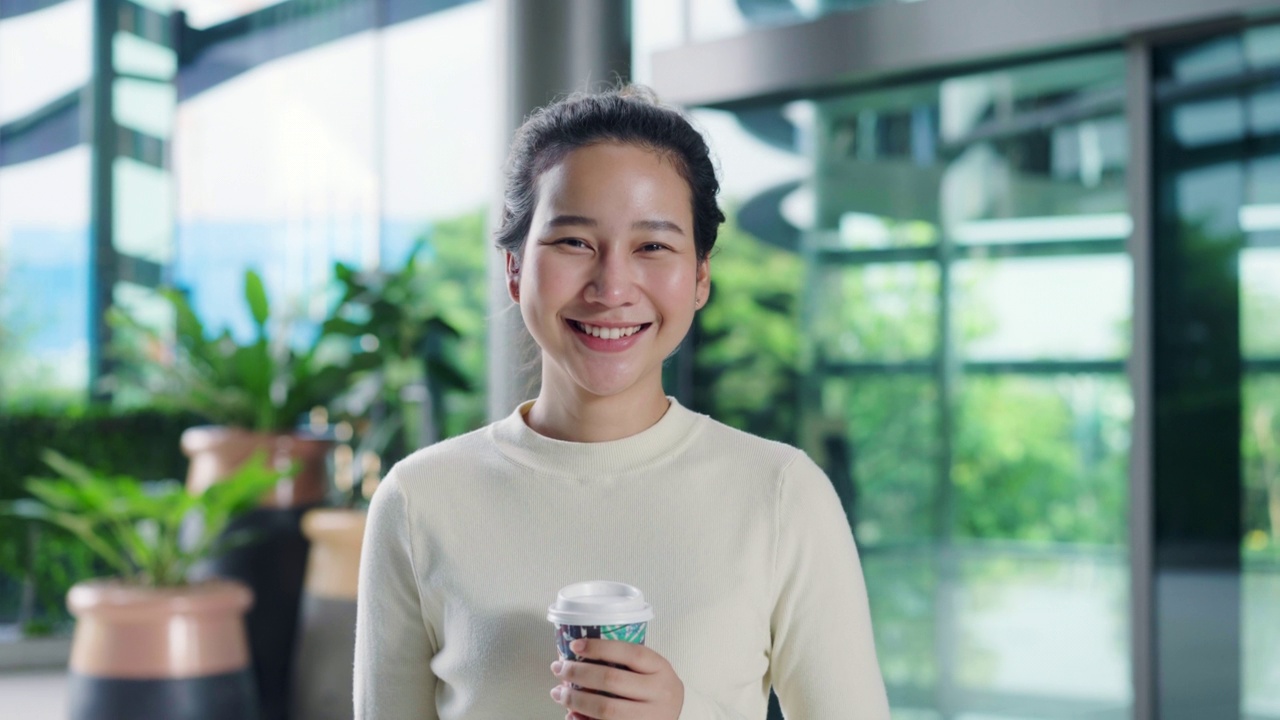 亚洲女商人成功的微笑。视频素材
