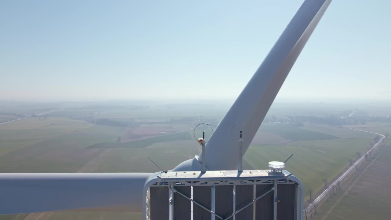 农村部分风车涡轮机鸟瞰图，绿色能源视频素材