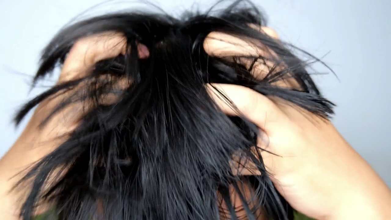 东南亚男子因头皮屑挠痒头部和头发视频下载
