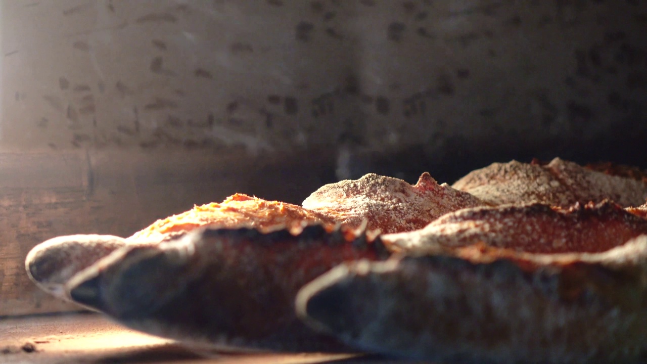 在热烤箱里烤酸面团的手工面包视频素材