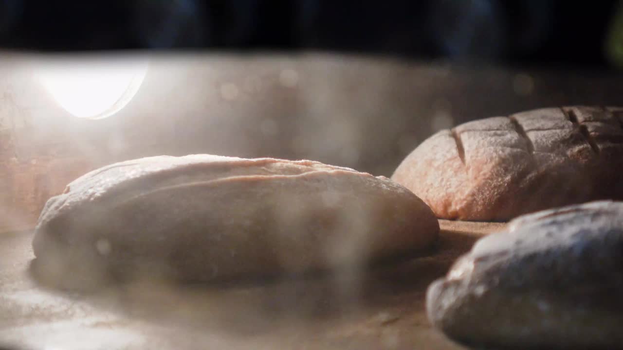 在热烤箱里烤酸面团的手工面包视频素材