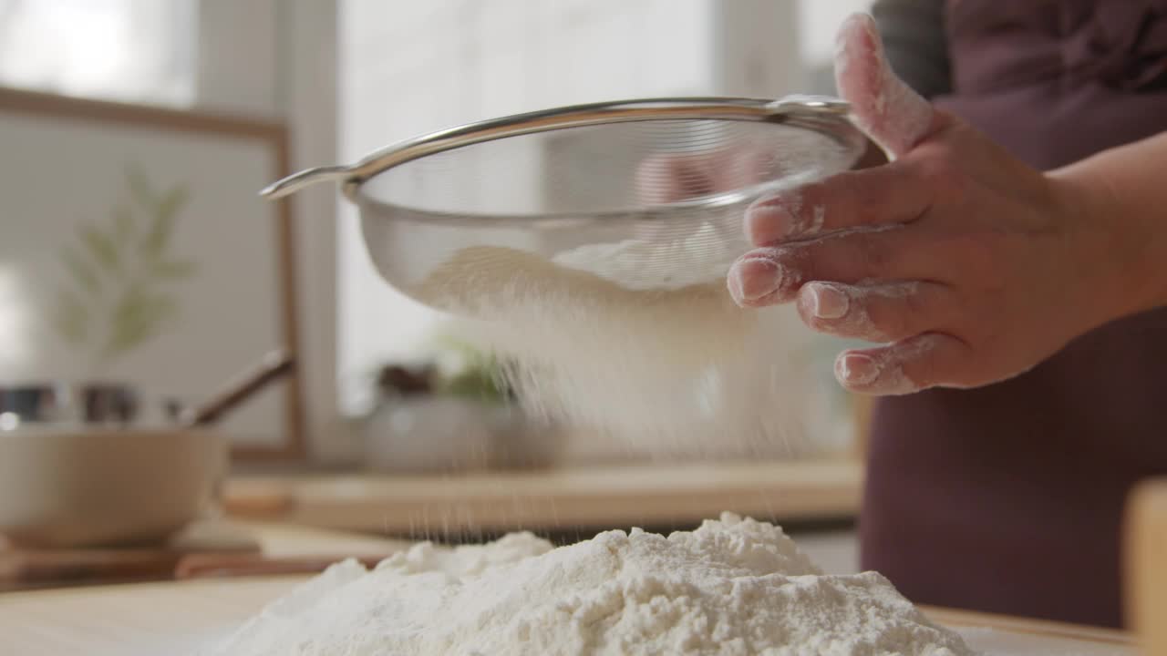 家庭主妇筛面粉的手视频素材