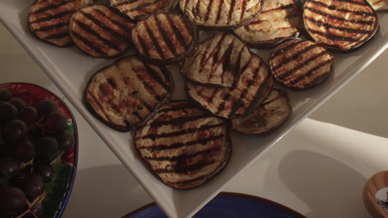 烤蔬菜。热铁在菜髓表面形成条纹。视频素材
