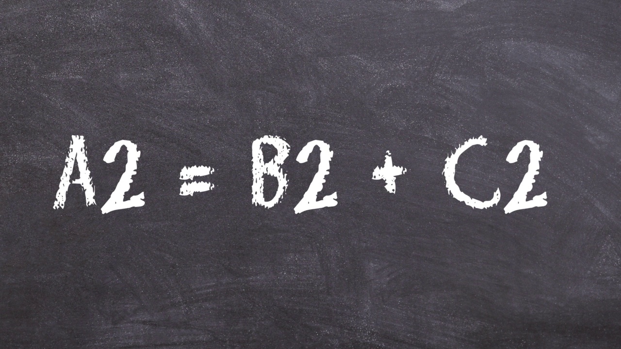 动画勾股定理。毕达哥拉斯公式用粉笔写在黑板上。科学和教育视频的数学动画。学校的数字合成视频下载
