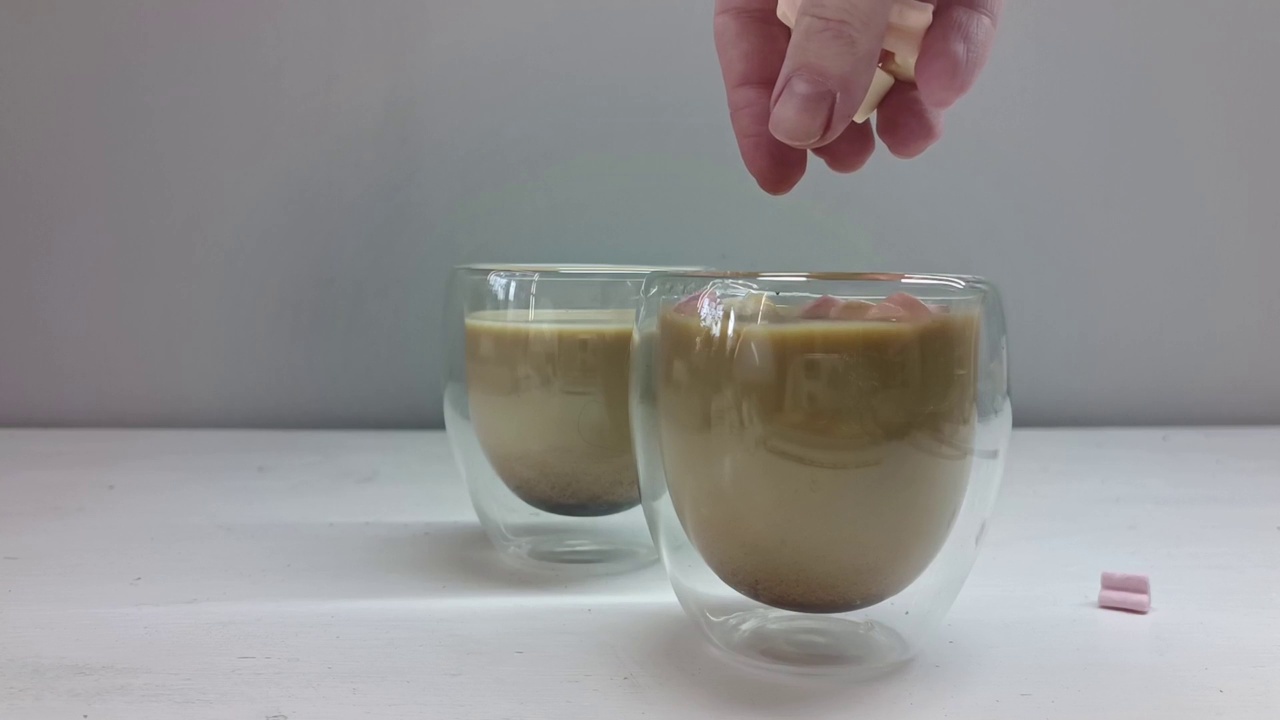 玻璃杯里的棉花糖热咖啡视频素材