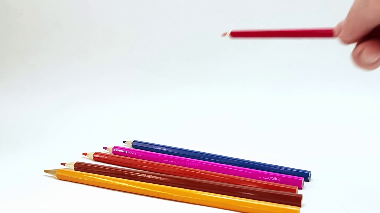 彩色铅笔孤立在白色上视频下载