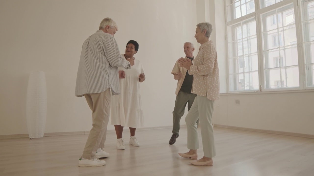 多样化的老年人舞蹈工作室视频素材