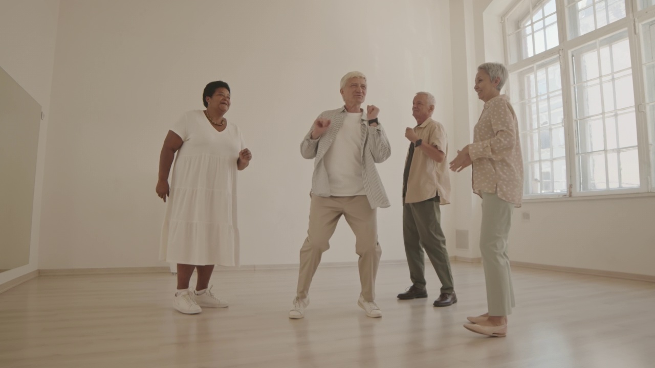 多种族的老年人在舞蹈工作室跳舞视频下载