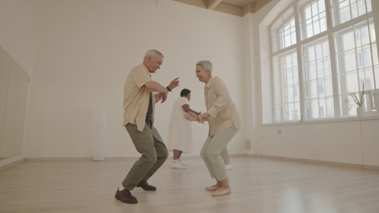活跃的老年人在室内跳舞视频素材
