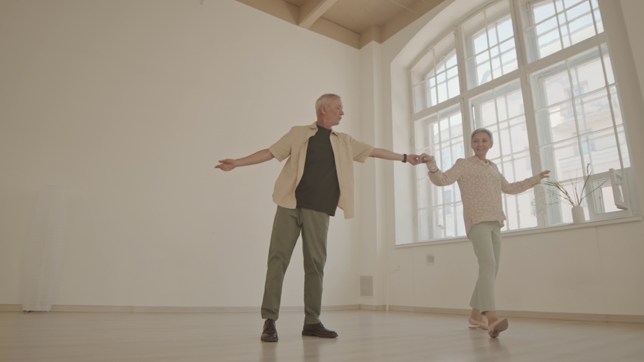年长情侣在舞蹈室跳交际舞视频素材