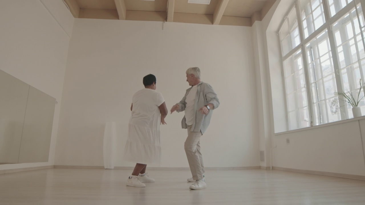 多民族老年夫妇跳舞视频素材