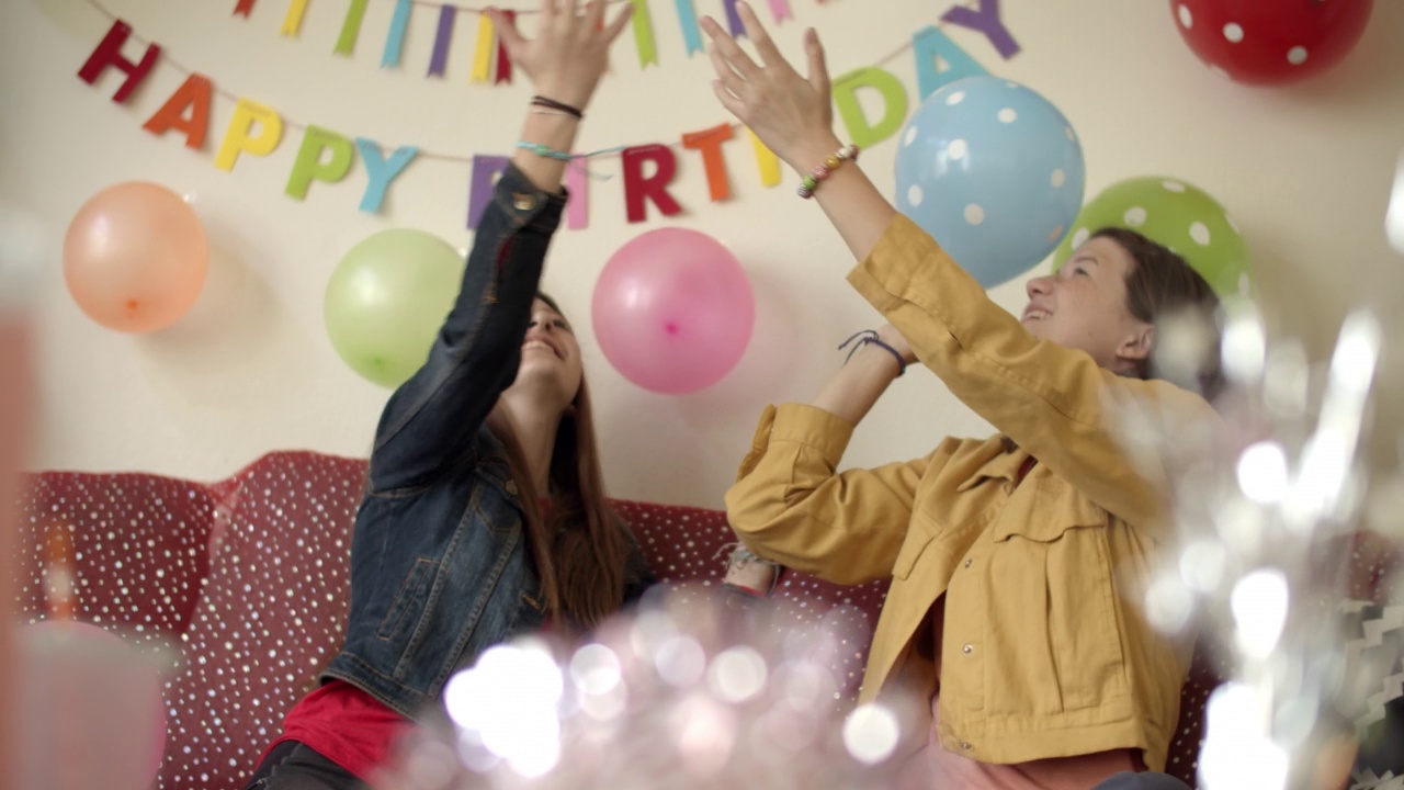 在生日派对上玩气球的十几岁女孩视频下载