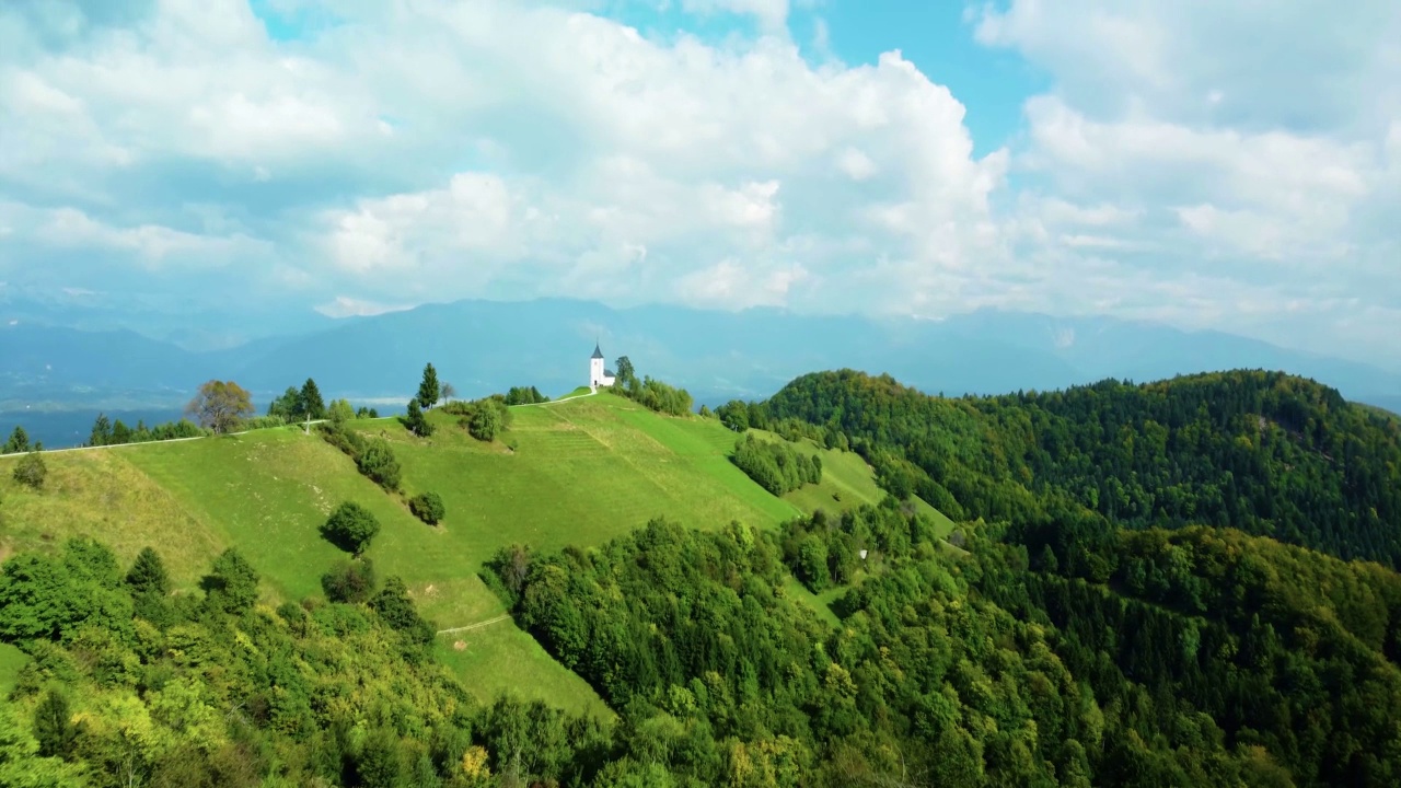 鸟瞰瑞士山区村庄的视频视频素材