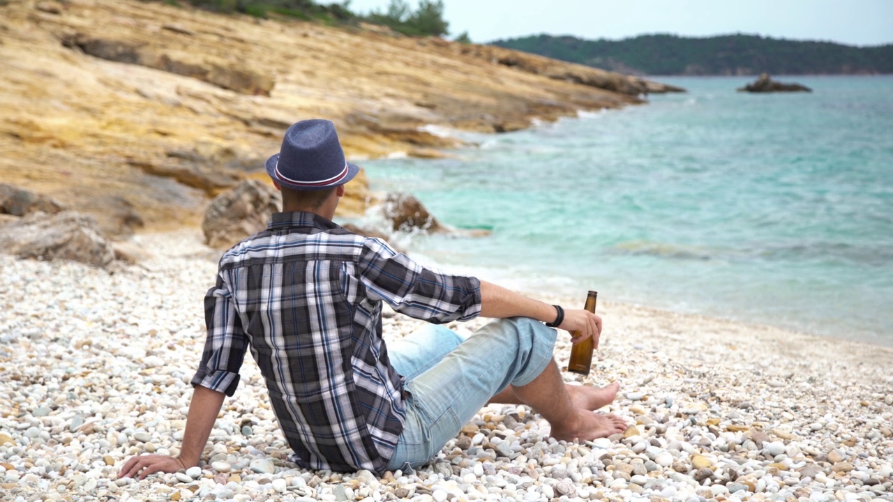 海边喝啤酒的年轻人视频素材