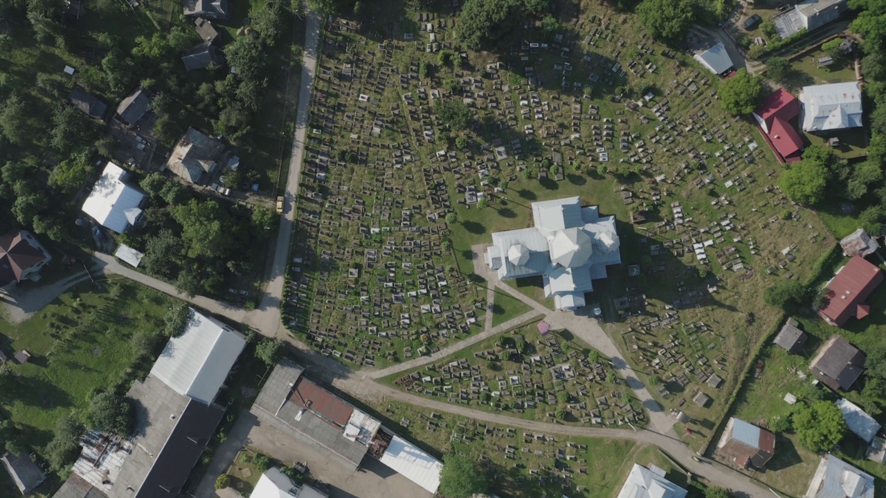 从空中俯瞰村里的教堂和墓地。视频下载
