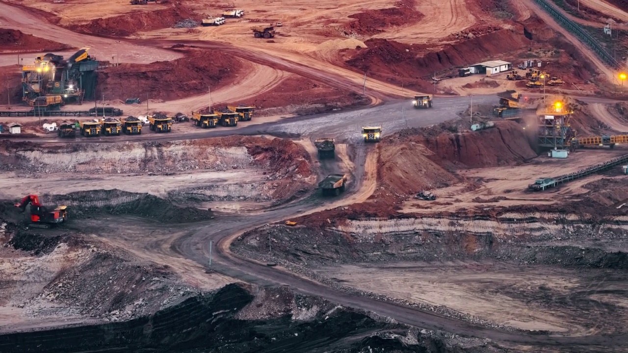 煤矿矿区的挖掘机和卡车视频下载