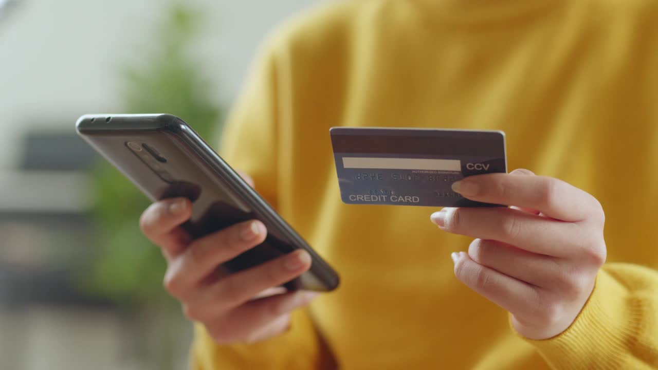 近手使用电话和信用卡在线购物或信用卡支付视频素材