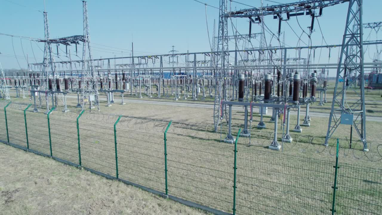变电站，国家能源安全。一座被带刺铁丝网包围，由工业摄像机监控的发电站。视频素材