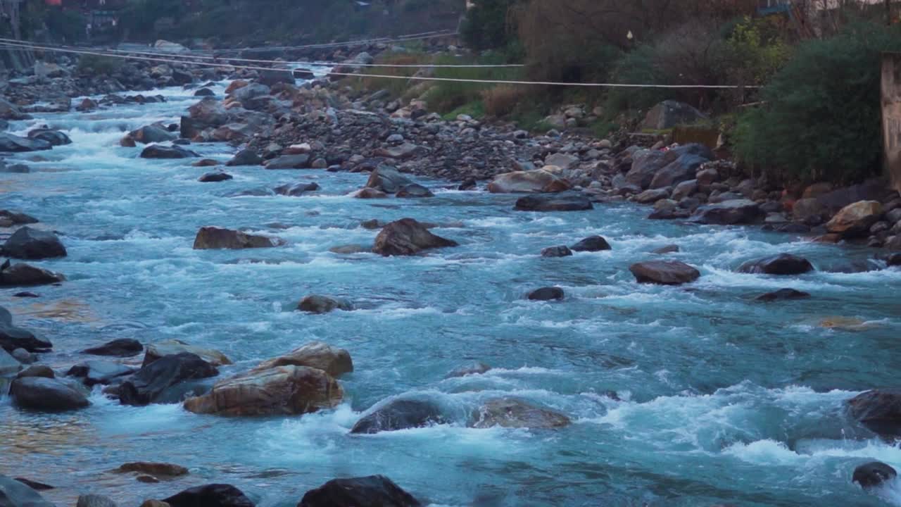 印度喜马偕尔邦卡索附近的马尼卡兰，慢镜头拍摄的帕拉夫提河流淌在群山之间。冬天的Parvati河。山区的天然河流。视频下载