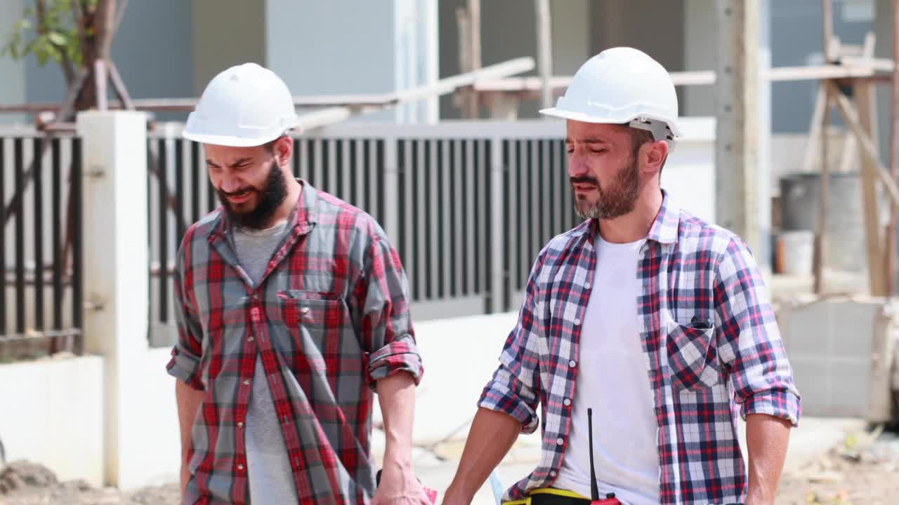 慢动作VDO 4K。快乐的西班牙裔电工工人与专业的施工团队在施工现场。维修服务维修及杂工理念视频素材