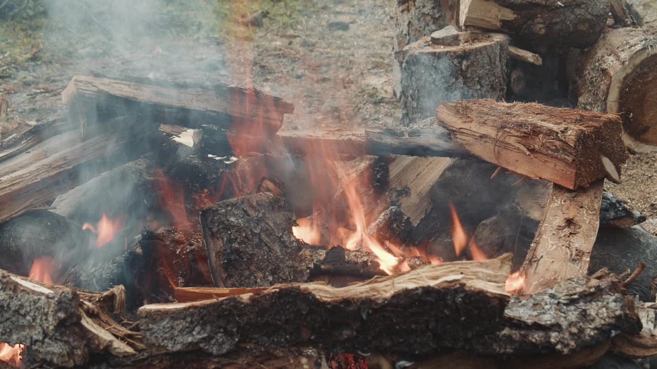 一堆篝火在山上的一个旅游营地燃烧着。视频素材