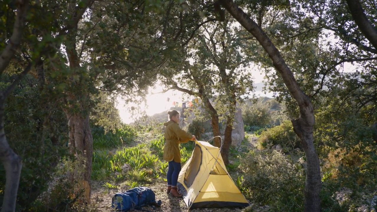 女游客试图搭起黄色的大帐篷视频素材
