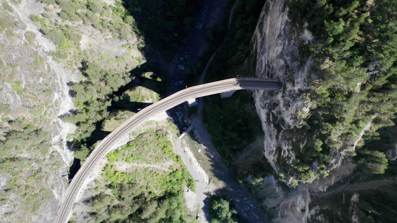 夏季瑞士阿尔卑斯的兰德瓦瑟高架桥鸟瞰图视频素材