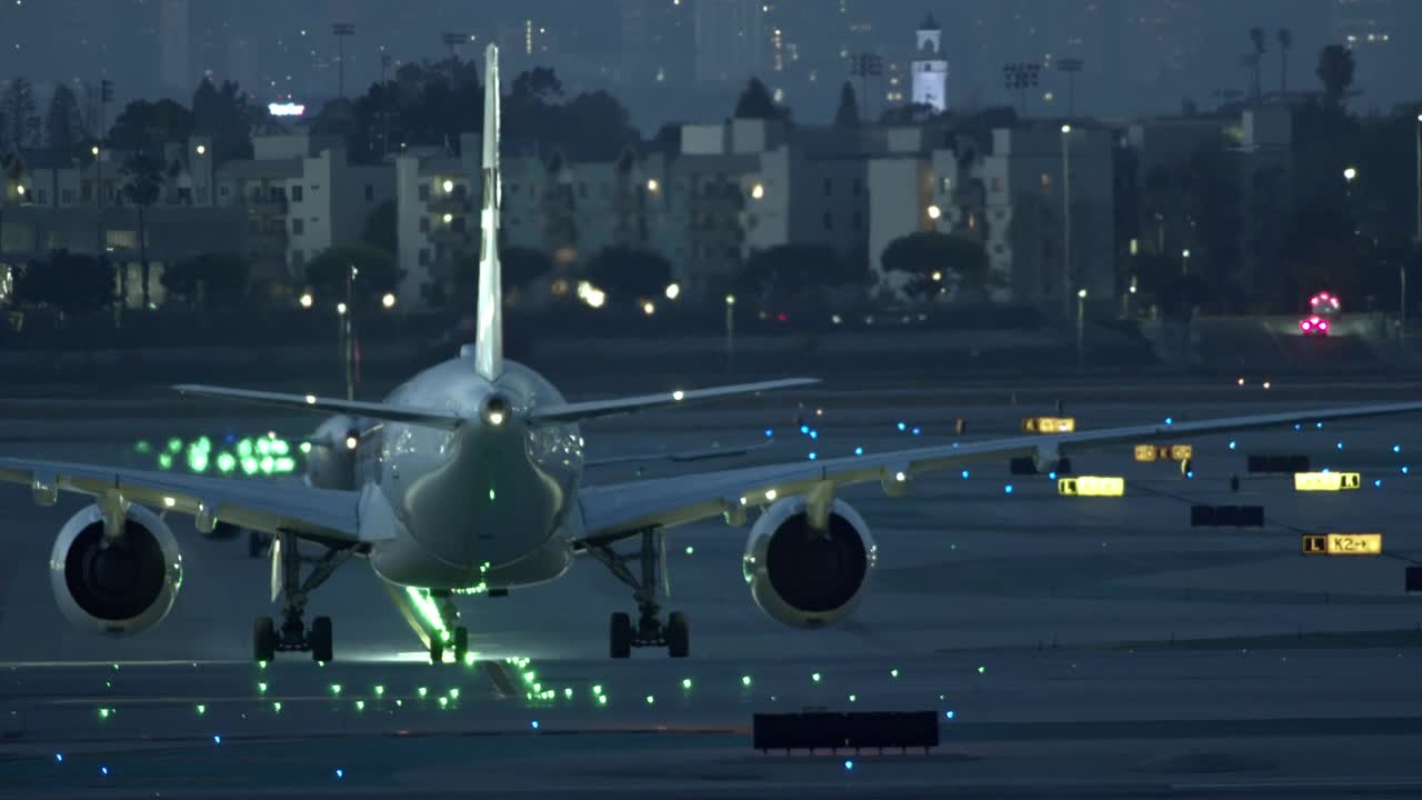 芬兰航空公司的喷气式飞机晚上飞向登机口视频素材