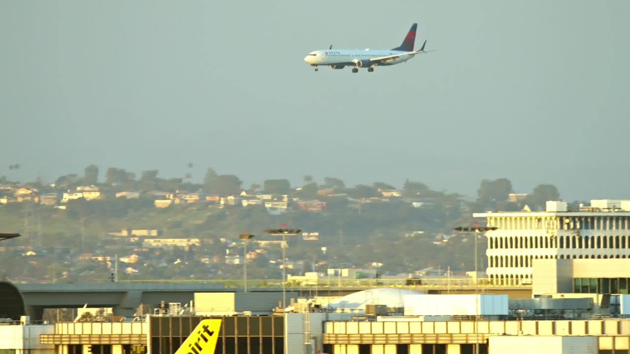 达美航空的飞机即将降落洛杉矶国际机场视频素材