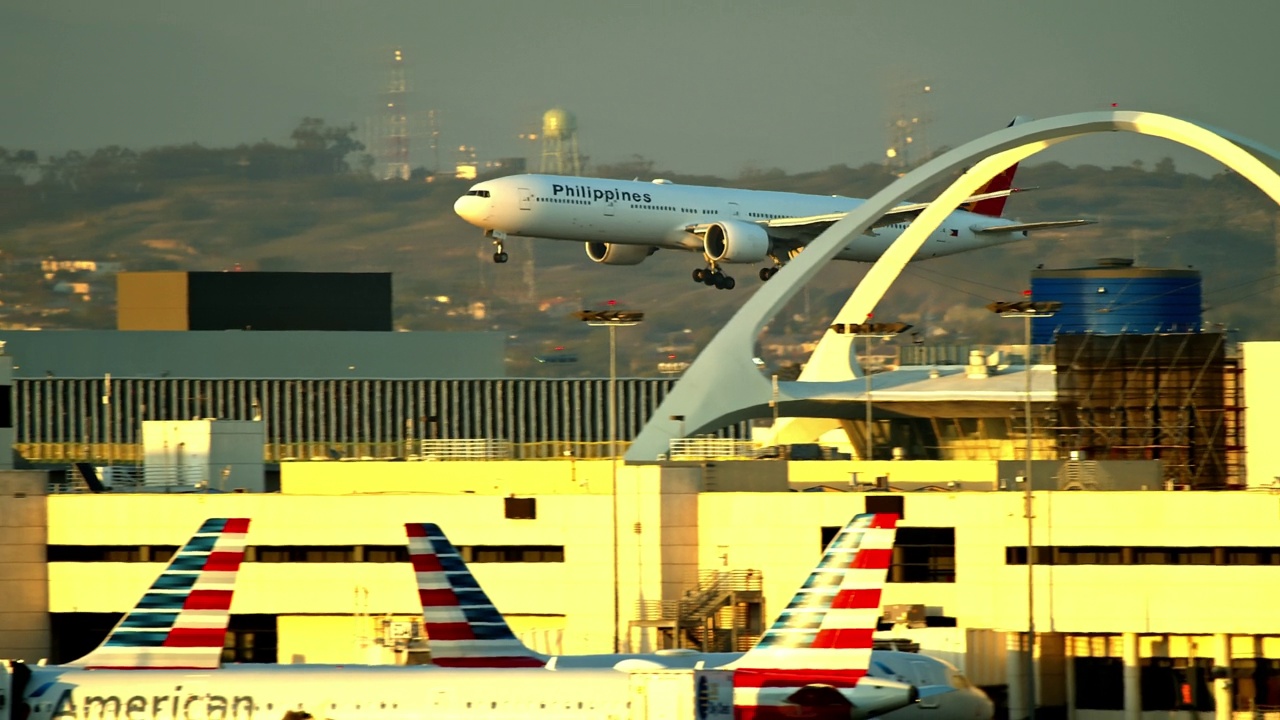 客机最后进近到洛杉矶国际机场视频素材