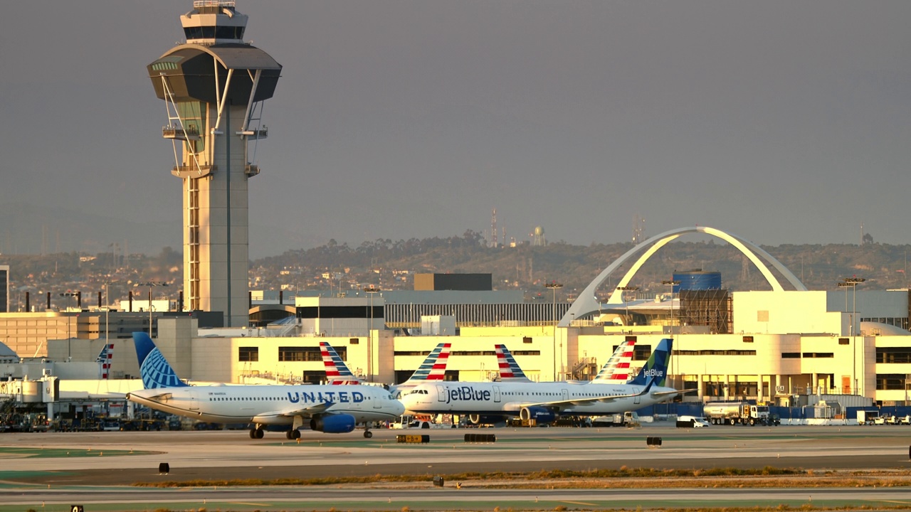 飞机在洛杉矶国际机场的停机坪上过境视频素材