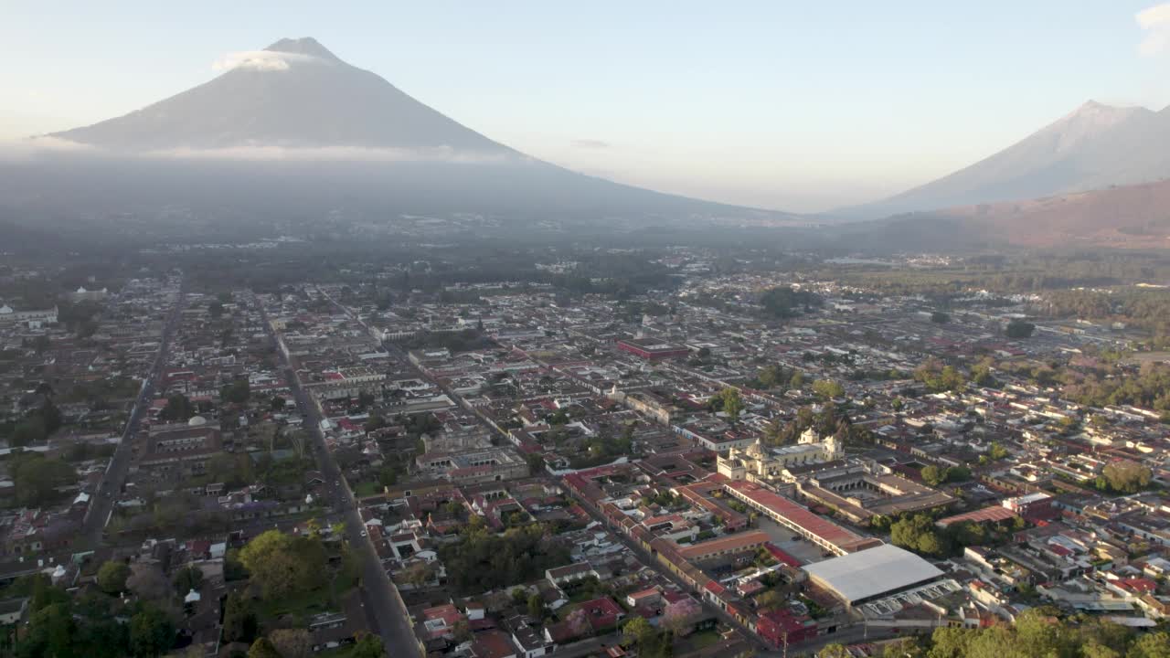 危地马拉安提瓜岛和远处的三座火山视频下载