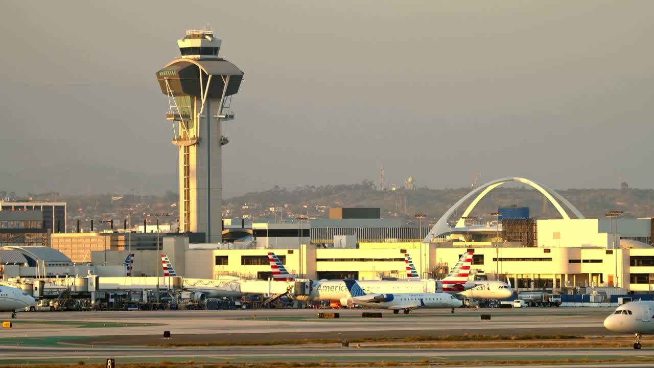 一架客机正飞往洛杉矶国际机场登机口视频素材